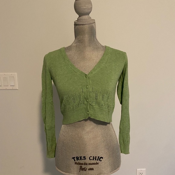 Cute light green light knit sweater - Picture 1 of 3